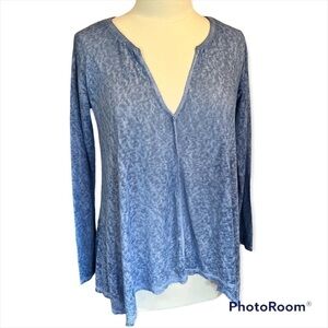 Mavonie Lightweight Knit Flowy Handkerchief Hem. Great layer piece. Size Medium 